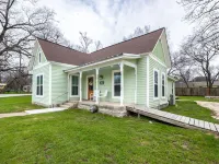 Historic Hico Remodel- EV/RV Outdoor Outlet ハミルトンのホテル