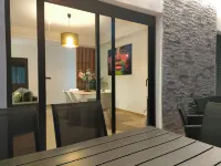 Independent villa with private pool, 5 min from the beach!