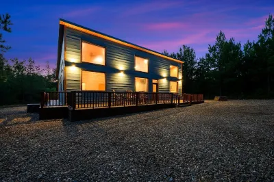 Ideal for 1-2 Families, Hot Tub🔥, Playset🧗 , Private Back Yard, PAC-Man🕹