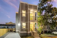 Exquisite New Superdome Group House w/Heated Pool, Parking, 8 Beds and 5 Baths - Private Pools