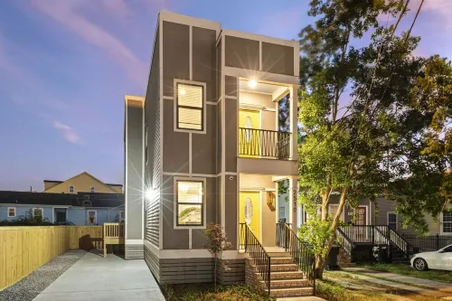 Exquisite New Superdome Group House w/Heated Pool, Parking, 8 Beds and 5 Baths