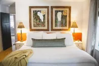 Perfect SSI Village location, Beautifully designed, WALK to dinner/shopping/park