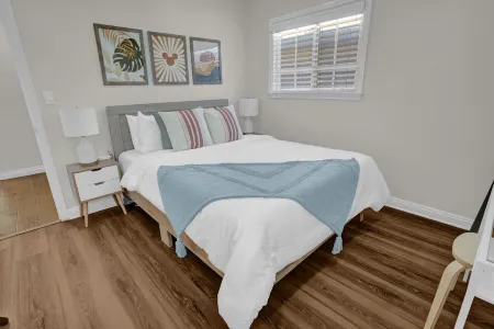 9 mins from Disneyland Arcade Jacuzzi EV Charge