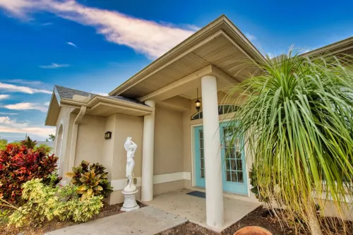 YOUR PRIVATE OASIS WITH POOL HEATER, MINUTES FROM THE BEACH!