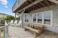 “Shore Thing” at our spacious Beachfront Oasis - EAST