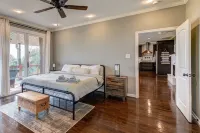 Modern Farmhouse w/ Hill Country Views, EV, Wineries, Large Patio Hotel a Dripping Springs