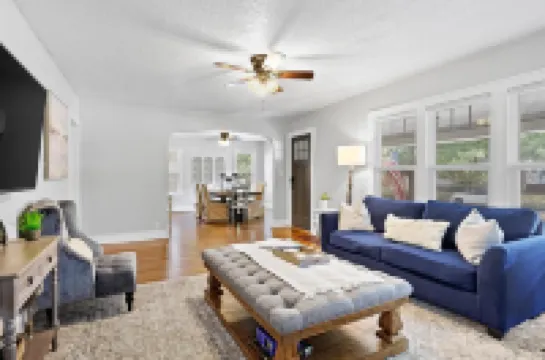 Craftsman Bungalow W/ King Beds & Stocked Kitchen.