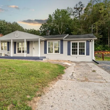 Rustic Mountain Home w Theater Room & Fire Pit, Minutes to Svu, W&L, & Vmi