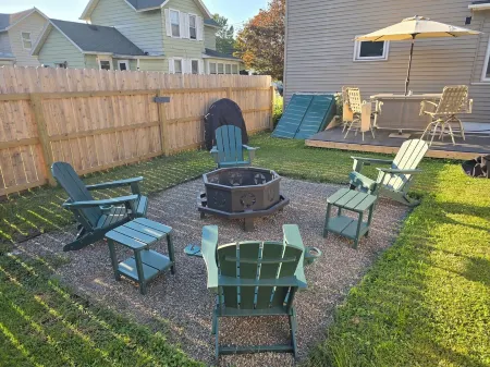 Peaceful, pet friendly and newly remodeled Geneva home Отели в г. Женева