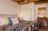 Authenitic Santa Fe Casita~Walk to Downtown, Kiva Fireplaces and Mountain Views