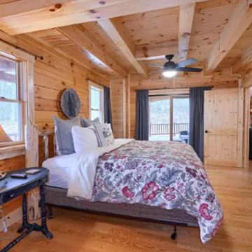 Overbrook Lodge, 5 bedrooms, 4.5 baths, Sleeps 16 and Two miles to Rock House