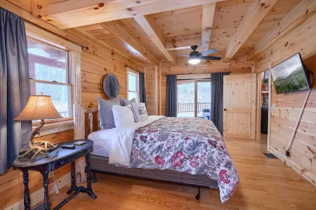 Overbrook Lodge, 5 bedrooms, 4.5 baths, Sleeps 16 and Two miles to Rock House