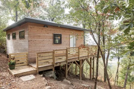 Two Bedroom Modern Tiny House with Bluff Views, Huge Windows! Отели в г. Дейд