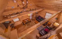 Bonnie's Private City Cabin-Madison's Only Log Cabin Rental - Homestays