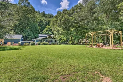 Private Riverside Studio - Hot Tub, King BD, Near Wedding Venue Отели рядом с достопримечательностью «Гамильтон Гарденс эт Лейк Чатудж»