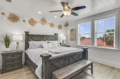 2 Blocks to Beach.Heated Private Pool.Playground. King Beds, Bikes, Beach Chairs