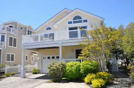 Sea Shore Home! Steps away from beach, boardwalk and entertainment. Отели в г. Авалон