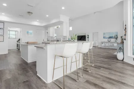 20 ft from Beach Access, Sleeps 31, Pool, Bikes, Ping Pong, 2 Kitchens, Pets Отели в г. Пенсакола Бич