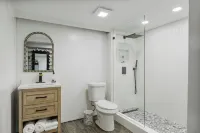 Cozy Guest House cabin style with 1 bedroom King Bed, Private Walking Trails