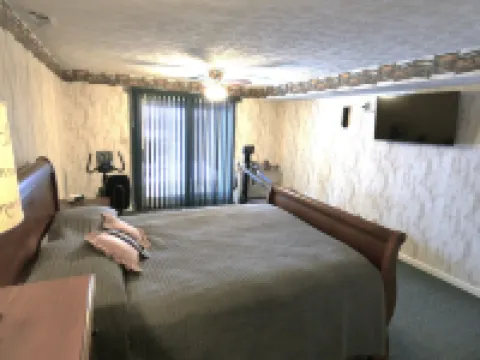 Quiet, Cozy Paoli Cabin Overlooking a Nice Pond