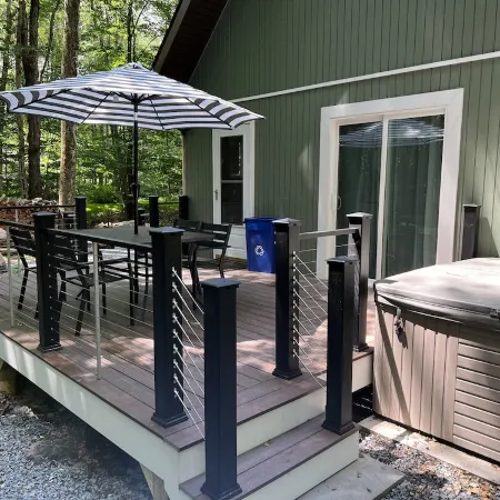 Cozy 3 Bedroom Chalet with Hot Tub
