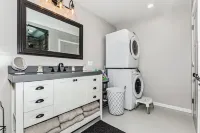 Front door parking, private covered patio with fenced in backyard Hotels in Sedgwick County