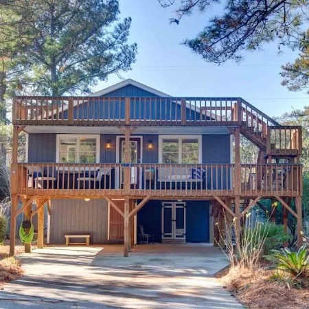 Tucker’s Treehouse - pup friendly with fully fenced yard!