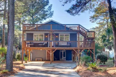 Tucker’s Treehouse - pup friendly with fully fenced yard! Hotels near Monkey Business