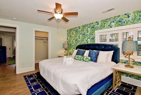 Folly Boho Bungalow - Steps to Dining, Shopping, 3 Minute Walk to the Beach