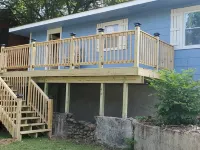 Cozy 2-bedroom cottage with WiFi and AC in pleasant Pigeon Forge - On the River!