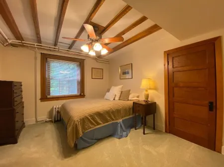 Enderly - c1859 - English Basement Apartment Отели рядом с достопримечательностью «Heartwood Books»