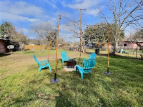 Remodeled home with firepit! 1 mile to Randolph AFB & 3 parks! Hoteles en Universal City