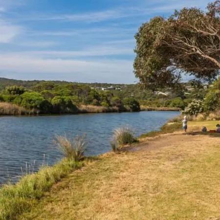 A RIVER BED COTTAGE - Relax and unwind in this spacious cottage by the river