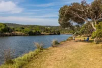 A RIVER BED  COTTAGE - Relax and unwind in this spacious cottage by the river Hotels near Eagles Nest Fine Art Gallery