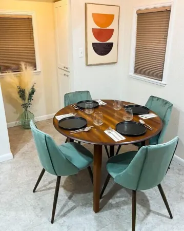 Stylish home near UNR and fairgrounds Отели рядом с достопримечательностью «Парк Ранчо Сан Рафаел Офф-Лиш Дог»