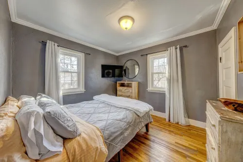 Walk to historic downtown, cozy, pets welcome!