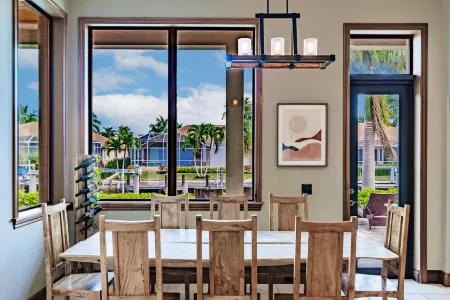 5 Bed 6 Bath Waterfront Retreat with Heated Pool, Hot Tub and Outdoor Kitchen Отели рядом с достопримечательностью «Hideaway Beach»