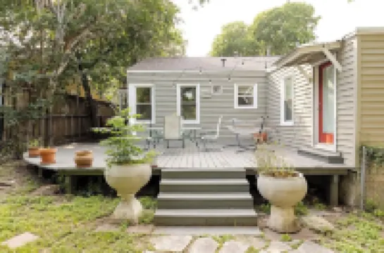 Austin Charm: 2Bed/2Ba/Flex Bungalow with office and deck. Central to Everything