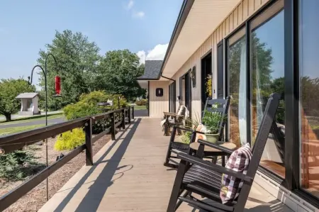 No steps. Quiet street in heart of Amish country. Close to tourist attractions.