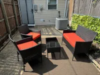 Cozy 2Br Retreat with Free Parking & Prime Location - บังกะโล
