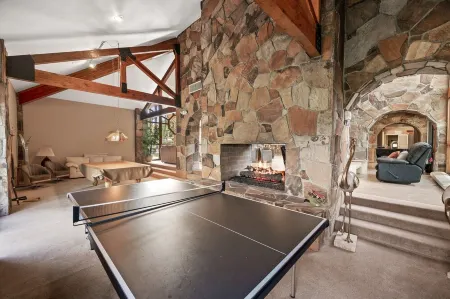 Newly updated 2 bedroom condo located in a quiet, gated community! Отели рядом с достопримечательностью «Десерт Спрингс Голф Клаб»