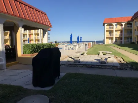 Beach front condo with ocean views and community pool. 2/2 on non drive beach. Отели в г. Нью Смирна Бич