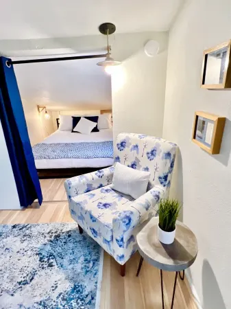 2Br Getaway-  2 Min. Walk to Lake Livingston and Marina