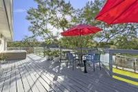 Twin Palms - water views! close to downtown Ocean Springs! With game room & dock