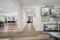 Hot Tub Getaway - 5 Mins to Kalahari – Roomy, Relaxing, Ready for Longer Visits