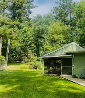 Cottage—house in Green Bay Hotels in Howard