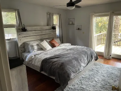 LAKE FRONT GUESTHOUSE Hotels near Kids Foot Locker