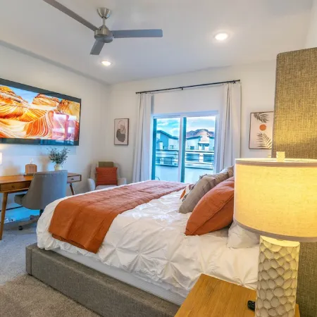 New townhome. Private hot tub! 30 minutes to Zions. EV Charger plug