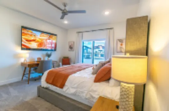 New townhome. Private hot tub! 30 minutes to Zions. EV Charger plug