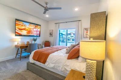 New townhome. Private hot tub! 30 minutes to Zions. EV Charger plug Skylite Boat Rentals附近的飯店